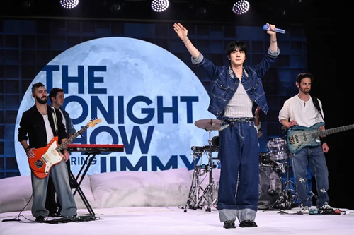 '지미팰런쇼'에서 신곡 무대 선보이는 BTS 진.<Todd Owyoung/NBC 제공, 연합뉴스>